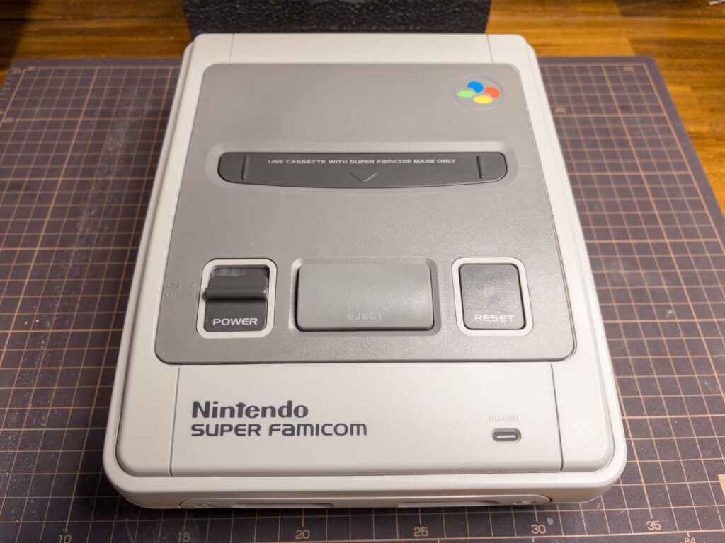 スーパーファミコン本体。
清掃、メンテナンス完了後組み立てた。