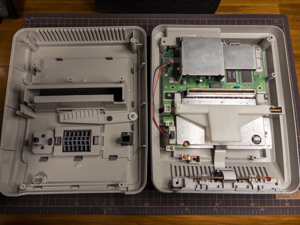 スーパーファミコン分解。
外装を外した。