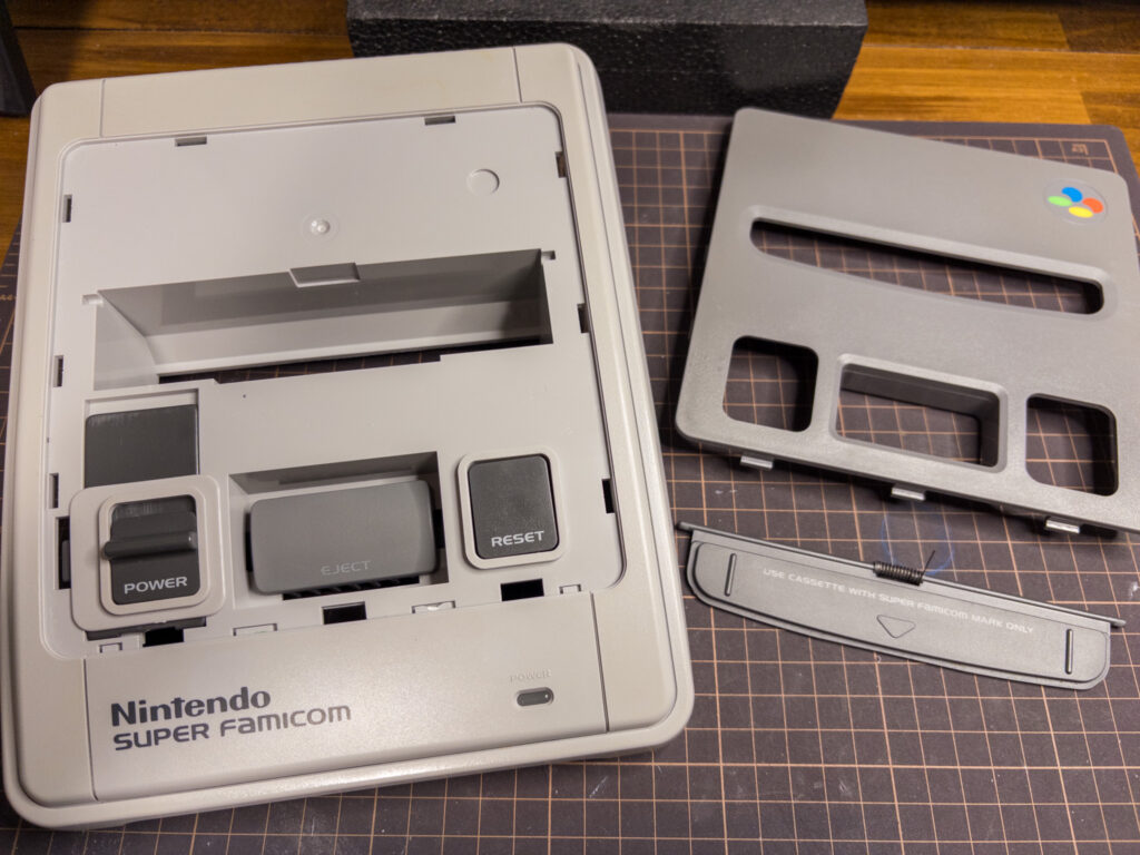 スーパーファミコン分解。
外装上側をさらに外していく。