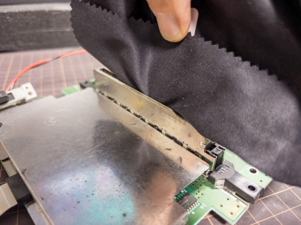 スーパーファミコン基盤。
端子差し込み口の清掃。