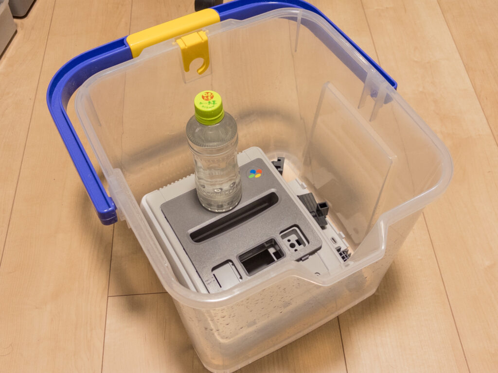 スーパーファミコンのレトロブライト風景。
重しを乗せている。