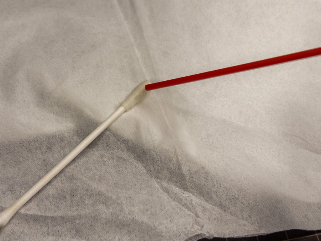 接点復活剤を綿棒に浸み込ませる。