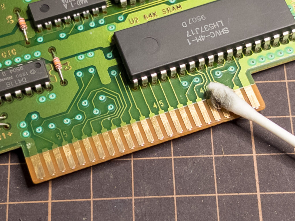 基盤端子の清掃風景。