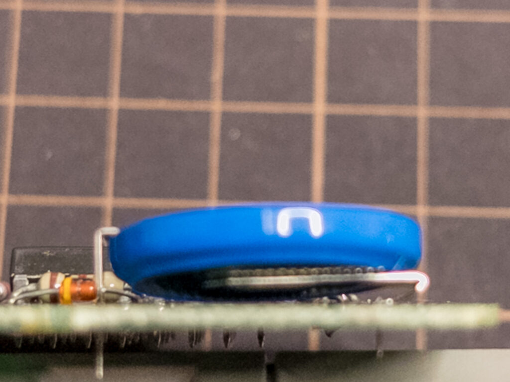 ボタン電池の交換風景