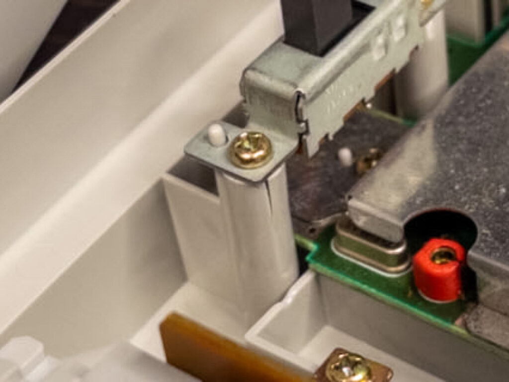 スーパーファミコン内部の破損部分。