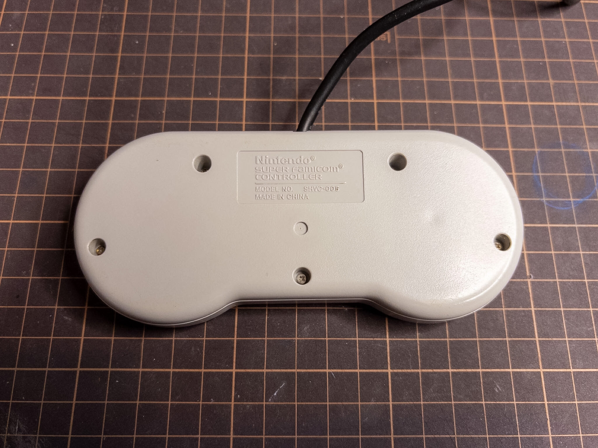 スーパーファミコンコントローラー背面。