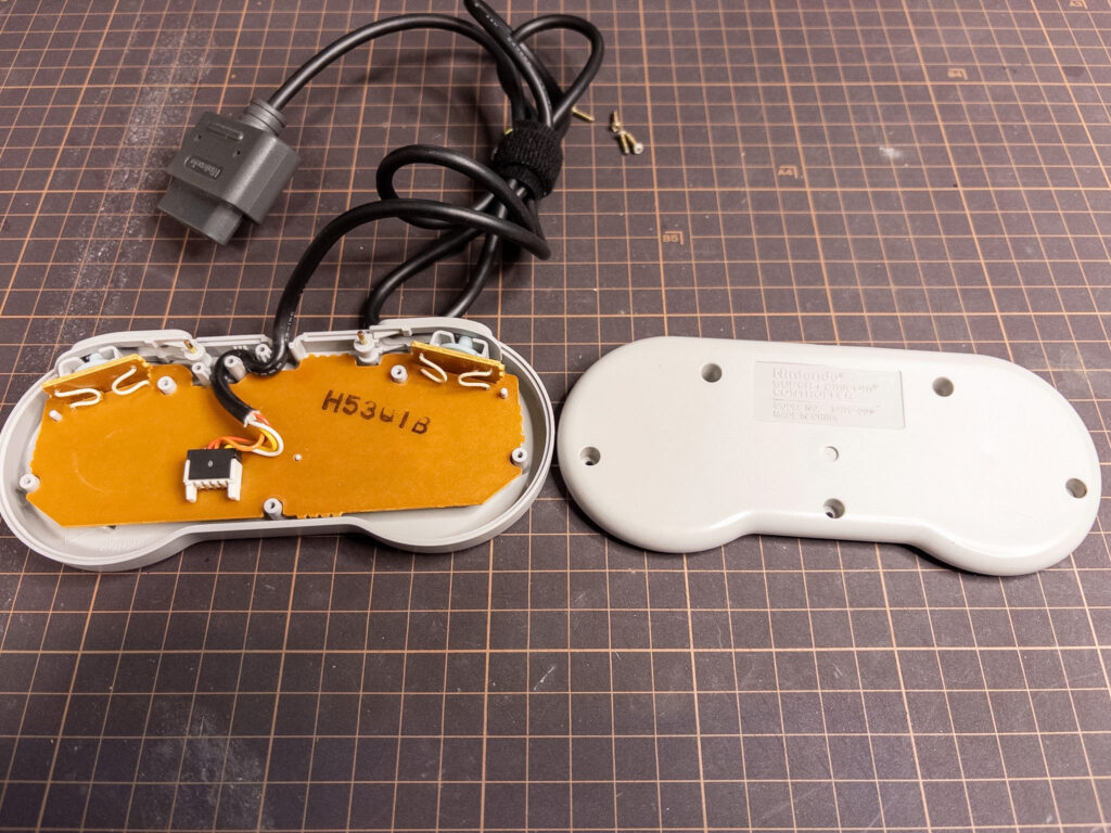 スーパーファミコンコントローラー分解風景
