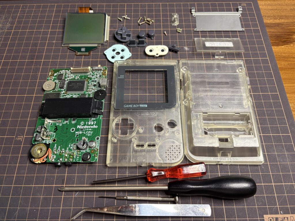 ゲームボーイポケットを分解し、パーツごとに並べた。