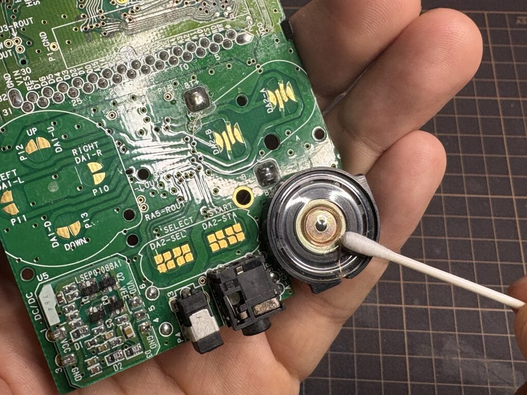 ゲームボーイポケットのスピーカー部分の清掃風景。