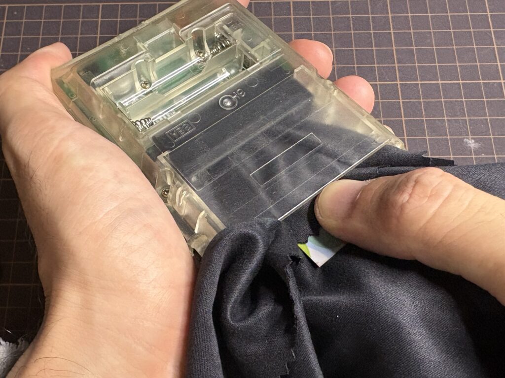 ゲームボーイポケット差し込み部分の清掃風景。