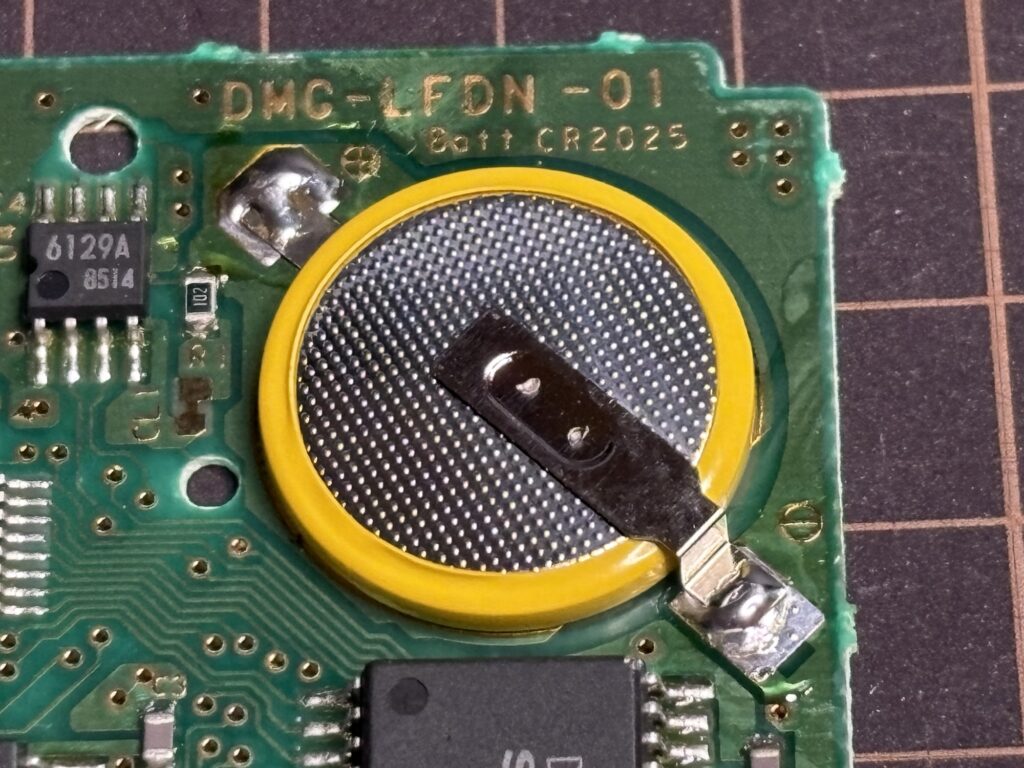 ポケットモンスターソフト基盤に新品のボタン電池を取り付けた。