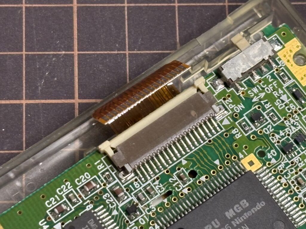 ゲームボーイポケット内部基盤。
リボンケーブルを外したところ。