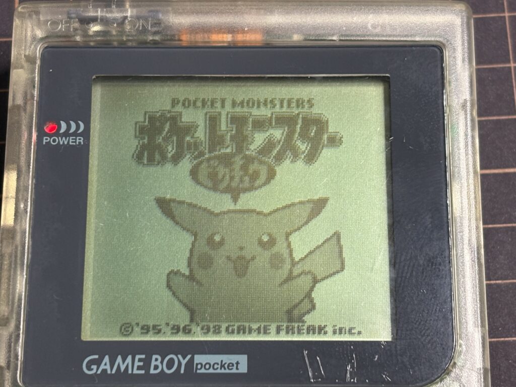 ピカチュウバージョンを起動したゲームボーイポケット。
画面部分アップ。