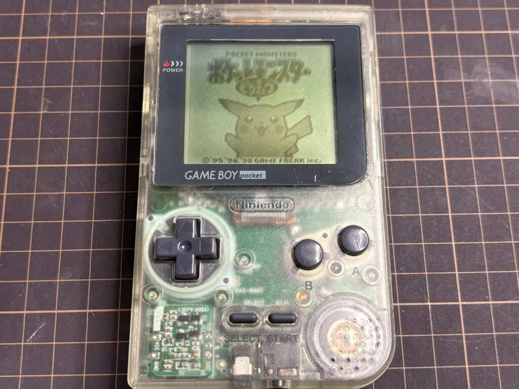 ピカチュウバージョンを起動したゲームボーイポケット。